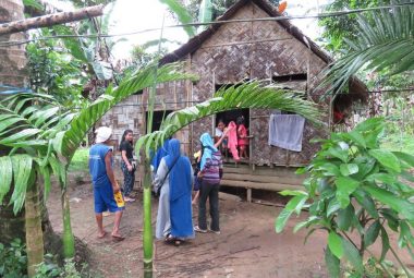 Trabajo de voluntariado social internacional - Filipinas - visitando casas